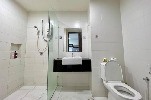een badkamer met een toilet, een wastafel en een douche bij Sweet Home at Trefoil Setia Alam in Shah Alam