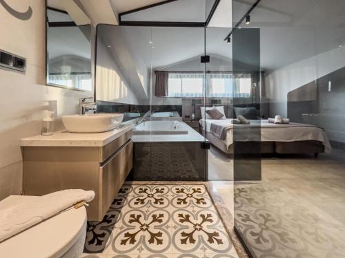 een badkamer met een bad, een wastafel en een bed bij Luxurious Villa w Pool Sauna Patio in Fethiye in Fethiye