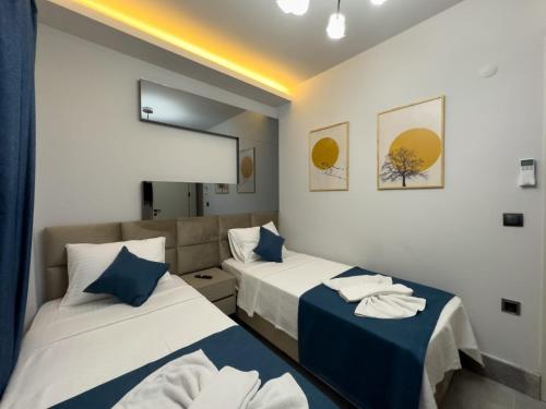 Zimmer mit 2 Betten in Blau und Weiß in der Unterkunft Luxurious Villa w Pool Sauna Patio in Fethiye in Fethiye