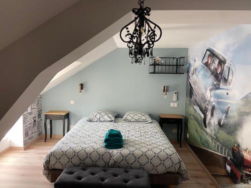1 dormitorio con 1 cama y una pintura en la pared en La maison Mousseaux, Centre ville 2 chambres, en Châteauroux