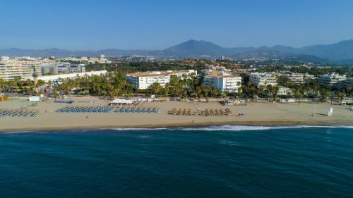 MARBELLA BANUS SUITES - Banús Playa Rocío - 2BR - 2BA - Direct Beach & Sea Access Complex - Outdoor Terrace w Garden Views - Pool - 3 Min Walk to Puerto Banús & Corte Ing Luxury Shopping - Ideal for Families
