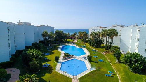 MARBELLA BANUS SUITES - Banús Playa Rocío - 2BR - 2BA - Direct Beach & Sea Access Complex - Outdoor Terrace w Garden Views - Pool - 3 Min Walk to Puerto Banús & Corte Ing Luxury Shopping - Ideal for Families