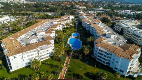 MARBELLA BANUS SUITES - Banús Playa Rocío - 2BR - 2BA - Direct Beach & Sea Access Complex - Outdoor Terrace w Garden Views - Pool - 3 Min Walk to Puerto Banús & Corte Ing Luxury Shopping - Ideal for Families