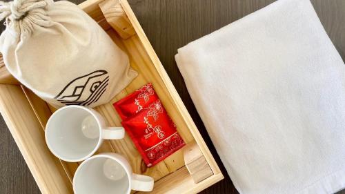 a wooden tray with cups and a bag on top at Mountain Lodge in Taimali
