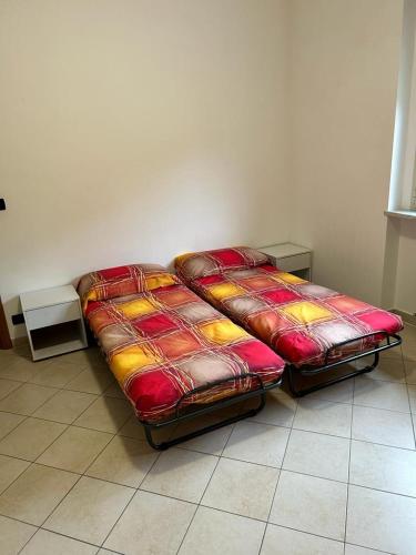 un letto posto nell'angolo di una camera di Home Mome a Terzorio