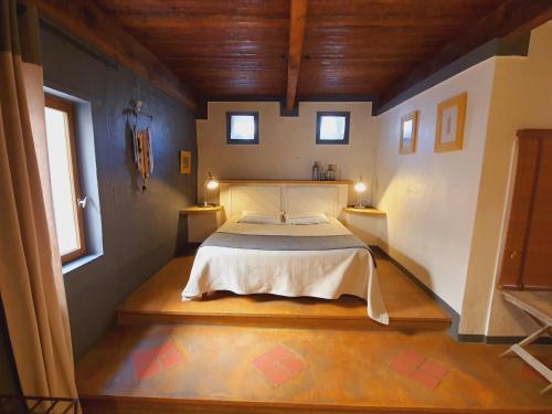 貝濟耶新城的住宿－拉尚波特酒店，一间设有床铺的卧室,位于带窗户的房间内