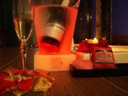 a bottle of wine and a glass on a table at Suite Rural Carenas in Carenas