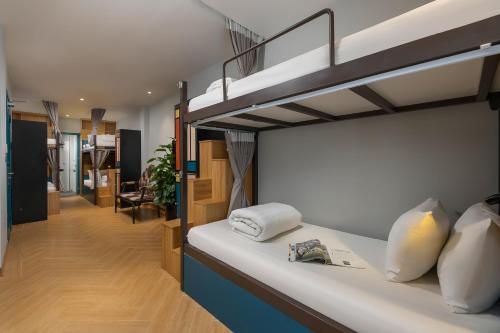 ハノイにあるオールド　クォーター ビュー ハノイ ホステルのベッドルーム1室(二段ベッド2組付)、リビングルームが備わります。
