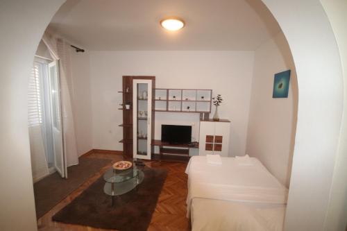 - un salon avec un canapé blanc et une cheminée dans l'établissement Apartment Saric, à Sukošan