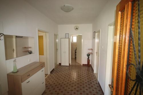 une chambre avec un couloir aux murs blancs et un couloir dans l'établissement Apartment Saric, à Sukošan