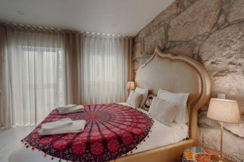 1 dormitorio con 1 cama grande con manta roja en The Blue and White Porto House, en Oporto