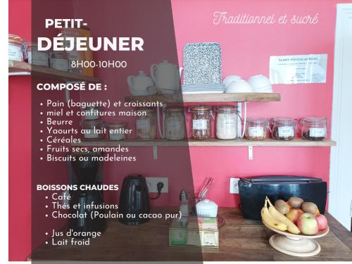 Un cartel para una cocina con un bol de fruta en un estante. en Le Relais des Roses- Sauna, Chambres d'hôtes, Gîte, en Vatan