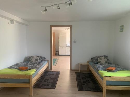 2 camas en una habitación con pasillo en Schöne moderne & rustikale Einliegerwohnung mit Küche en Schramberg