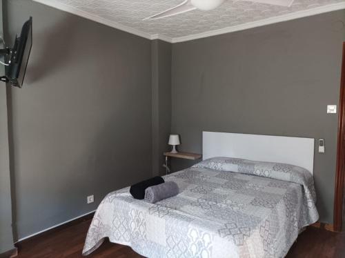a bedroom with a bed and a ceiling at Habitación3 Villena lavanda in Villena