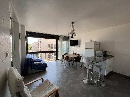 un salon avec une cuisine et une salle à manger dans l'établissement Appartement rénové T3, 6 couchages, proche plage et commerces, parking sécurisé, animaux acceptés - FR-1-106-56, à Saint-Cyprien