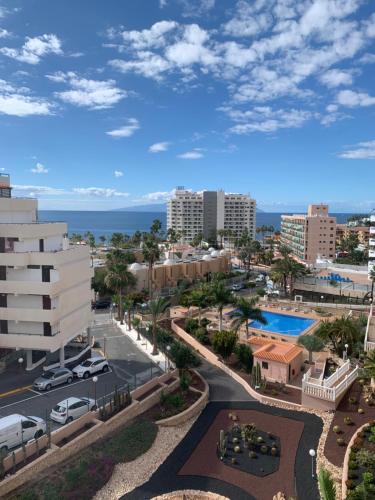 Vista ariale di una città con piscina e edifici di Ocean View Luxury Las Americas a Playa de las Americas