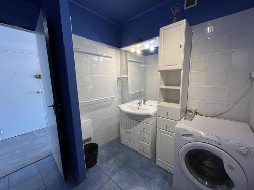une salle de bain avec une machine à laver et un lavabo dans l'établissement Appartement rénové T3, 6 couchages, proche plage et commerces, parking sécurisé, animaux acceptés - FR-1-106-56, à Saint-Cyprien