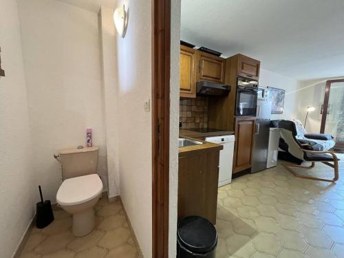 Il comprend une petite salle de bains pourvue de toilettes et une cuisine. dans l'établissement Villa T3 avec Piscine, Proche Plage et Aqualand, Saint-Cyprien - FR-1-106-48, à Saint-Cyprien