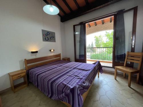 une chambre avec un lit et une grande fenêtre dans l'établissement Villa T3 avec Piscine, Proche Plage et Aqualand, Saint-Cyprien - FR-1-106-48, à Saint-Cyprien