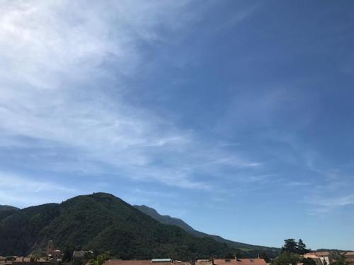une vue sur une montagne sous un ciel nuageux dans l'établissement Appartement lumineux et rénové, à Digne-Les-Bains