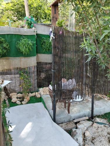 a garden with a bench and a fence at B&B LE GRETTE in Gioia dei Marsi