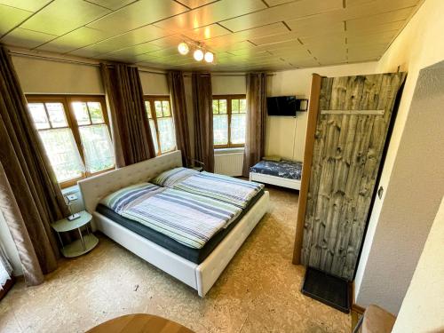 sypialnia z łóżkiem i drewnianymi drzwiami w obiekcie Appartement Klapotetz w mieście Bad Gastein
