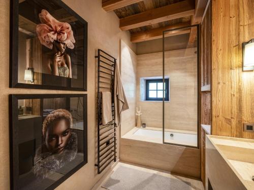 a bathroom with a walk in shower and a sink at Superbe ferme rénovée en chalet de luxe en PLEINE NATURE in Barcelonnette