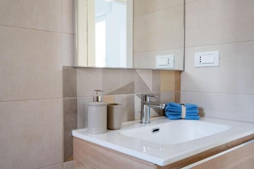 uma casa de banho com um lavatório branco e um espelho. em Dimora le Dune a 100 MT dal mare em Campomarino