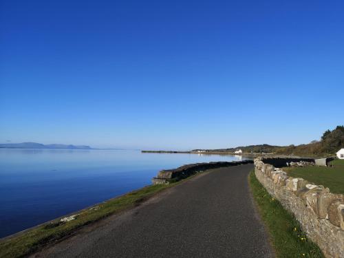 una carretera junto a un cuerpo de agua en Kates Place Studio 1, en Donegal