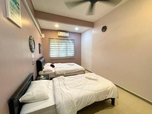 Habitación hospitalaria con 2 camas y techo en Cozy Stay At Raintown Taiping, en Kamunting