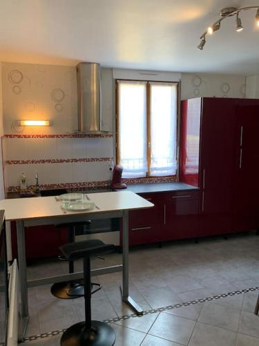 une cuisine avec une table et une chaise dans l'établissement Le Parmentier, à Châlons-en-Champagne