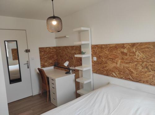 - une chambre avec un lit et un bureau dans l'établissement Appartement Terrasse Sud Dernier étage + Parking, au Havre