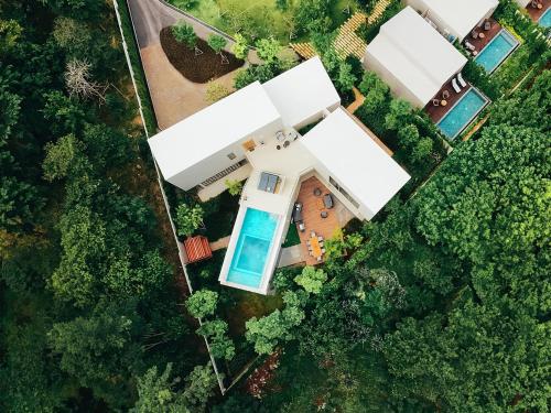 Hotel MYS Khao Yaiの敷地内または近くにあるプール