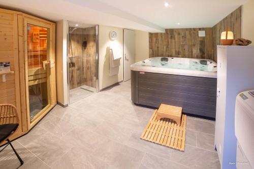a large bathroom with a tub and a shower at Les géodes du Domaine Jean Got, proche de Saint Emilion in Lugaignac