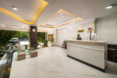 Nhan Hoa Hotel 로비 또는 리셉션