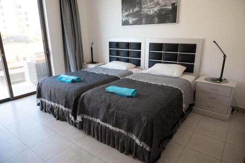 Ένα ή περισσότερα κρεβάτια σε δωμάτιο στο Sunset apartment in Samarah Dead Sea resort