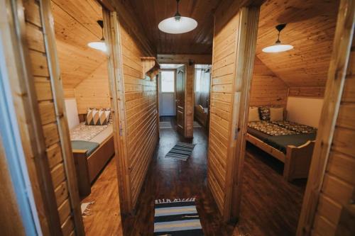 ポルンバク・デ・ススにあるCabana La Tibyの木造キャビン内のベッド2台が備わる部屋