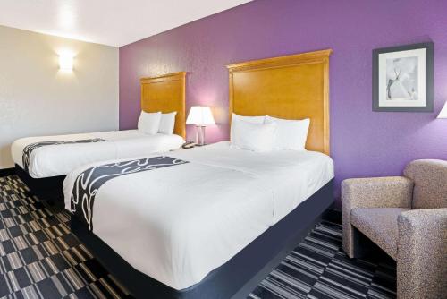 Ένα ή περισσότερα κρεβάτια σε δωμάτιο στο La Quinta by Wyndham Ada