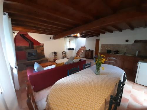 un salon avec une table et un canapé dans l'établissement Gîte en pleine nature accès 4x4 ou à pied, à Les Bordes-sur-Lez