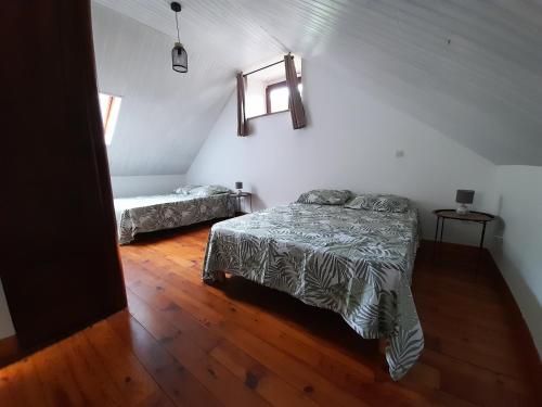 Katil atau katil-katil dalam bilik di Gîte en pleine nature accès 4x4 ou à pied