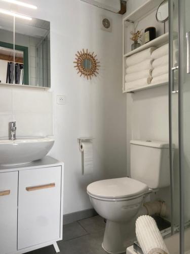Baño blanco con aseo y lavamanos en La Carretariá - Intra•muros - Wifi, en Aviñón