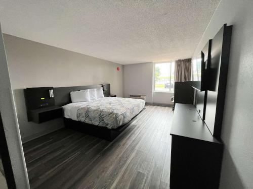 Un pat sau paturi într-o cameră la Motel 6 Rock Hill SC