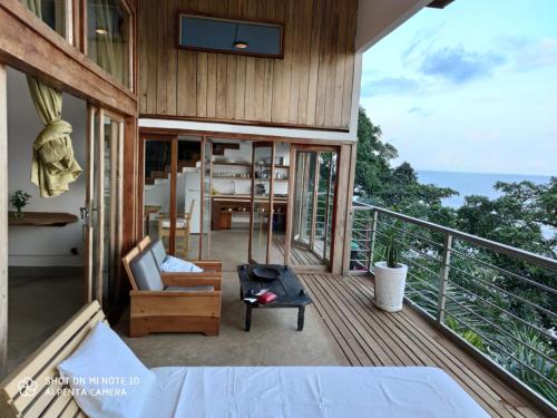 - une chambre avec un balcon offrant une vue sur l'océan dans l'établissement Shabu house, à SantʼAna