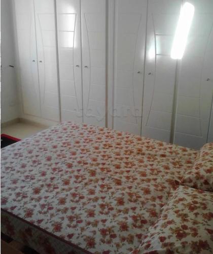 Tempat tidur dalam kamar di Front of sea appartement hergla