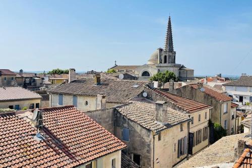 - Vistas a una ciudad con tejados y una iglesia en Le 9 Victor Hugo Vue sur les Toits, Loft Triplex avec terrasse, intra muros, en Saint-Rémy-de-Provence