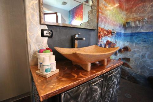 bagno con lavandino in legno e specchio di B & B L'almanacco a San Martino In Strada
