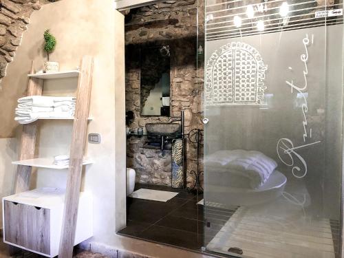 uma casa de banho com uma cabina de duche em vidro e um WC. em Rustico di Benellini Angela em Polpenazze del Garda