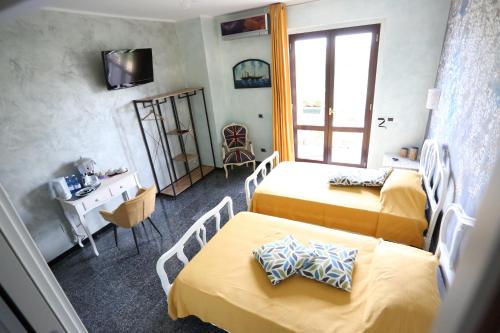 San Martino In Strada的住宿－B & B L'almanacco，酒店客房设有两张床和窗户。