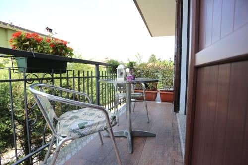 a balcony with a table and a chair on a fence at B & B L'almanacco in San Martino In Strada
