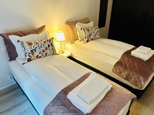 duas camas sentadas uma ao lado da outra num quarto em Luxury New Apt in Downtown (83 sqm) em Reykjavík